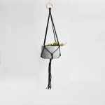 Suspension noire pour plante en macramé